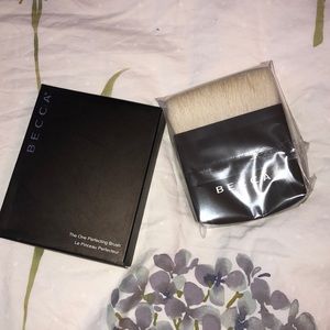 Becca - The One Brush